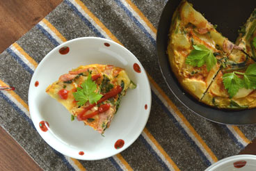 砥部焼・陶房遊　赤玉の取皿(5寸)にオムレツを