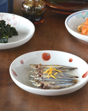 砥部焼・陶房遊　赤玉の取皿(5寸)にきびなごを