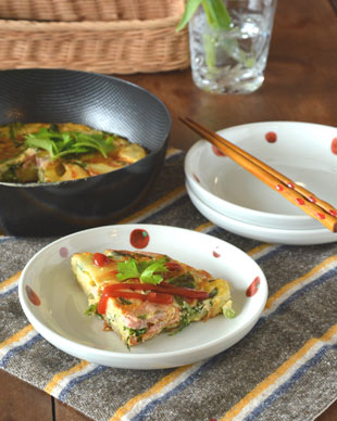 砥部焼・陶房遊　赤玉の取皿(5寸)にオムレツを