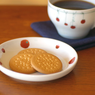 砥部焼・陶房遊　赤玉の取皿(5寸)にビスケットを