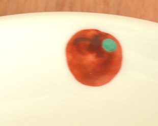 砥部焼・陶房遊　赤玉の取皿(5寸)の絵付け