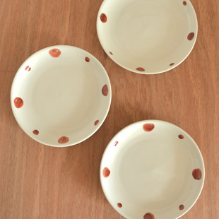 砥部焼・陶房遊　赤玉の取皿(5寸)を上から見て