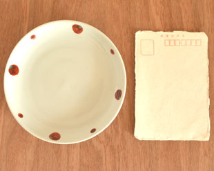 砥部焼・陶房遊　赤玉の取皿(5寸)をはがきと比較して