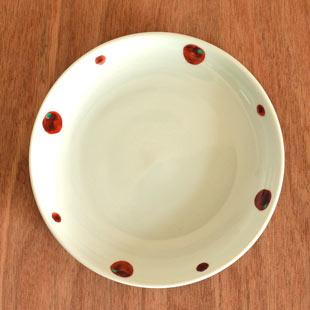 砥部焼・陶房遊　赤玉の取皿(5寸)を上から見て