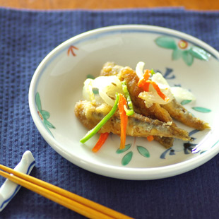 砥部焼・陶房遊　花ちらしの取皿(5寸)に南蛮漬けを