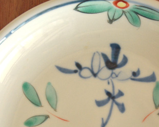 砥部焼・陶房遊　花ちらしの取皿(5寸)の絵付け