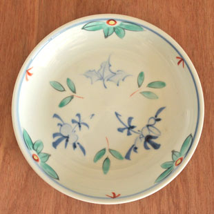 砥部焼・陶房遊　花ちらしの取皿(5寸)を上から見て