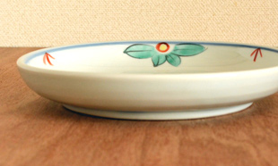 砥部焼・陶房遊　花ちらしの取皿(5寸)を横から見て