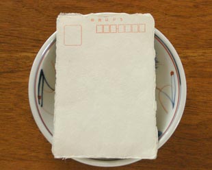 砥部焼・陶房遊　しだ紋の取皿をはがきと比較して