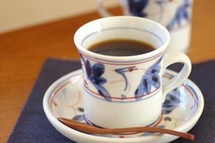 砥部焼・陶房遊　しだ紋の取皿とマグカップを組み合わせて