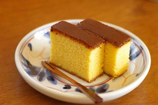 砥部焼・陶房遊　しだ紋の取皿にカステラを盛って