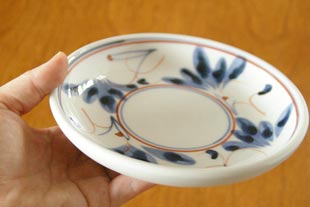 砥部焼・陶房遊　しだ紋の取皿を手に持って