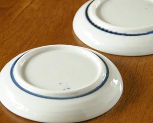 砥部焼・陶房遊　しだ紋の取皿の裏面