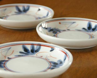 砥部焼・陶房遊　しだ紋の取皿を横から見て