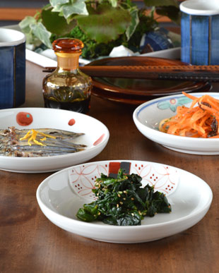 砥部焼・陶房遊　和紋の取皿(5寸)にほうれん草を