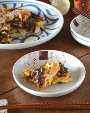 砥部焼・陶房遊　和紋の取皿(5寸)にお好み焼を