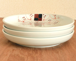 砥部焼・陶房遊　和紋の取皿(5寸)を重ねて