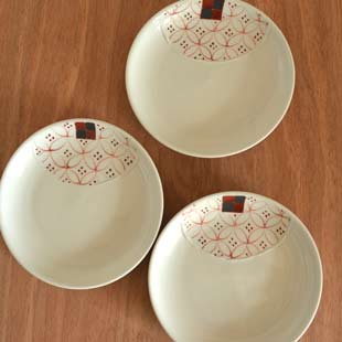 砥部焼・陶房遊　和紋の取皿(5寸)を並べて