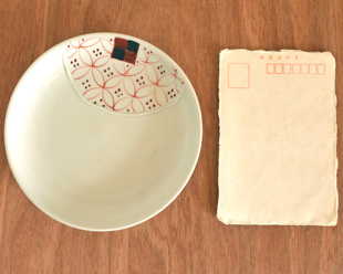 砥部焼・陶房遊　和紋の取皿(5寸)をはがきと比較して