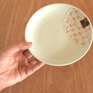 砥部焼・陶房遊　和紋の取皿(5寸)を手に持って