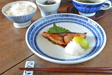 砥部焼　駒とびかんなの丸皿(7寸)