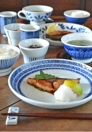 砥部焼・陶房遊　駒とびかんなの丸皿(7寸)にぶりの照り焼きを