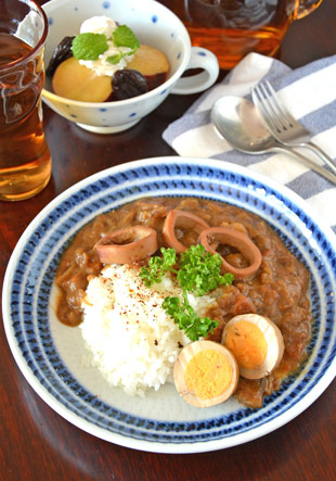 砥部焼・陶房遊　駒とびかんなの丸皿(7寸)にカレーを