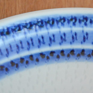 砥部焼・陶房遊　駒とびかんなの丸皿(7寸)の絵付け