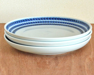 砥部焼・陶房遊　駒とびかんなの丸皿(7寸)を重ねて