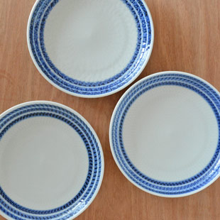 砥部焼・陶房遊　駒とびかんなの丸皿(7寸)を並べて