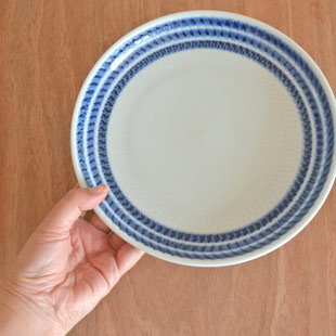 砥部焼・陶房遊　駒とびかんなの丸皿(7寸)を手に持って