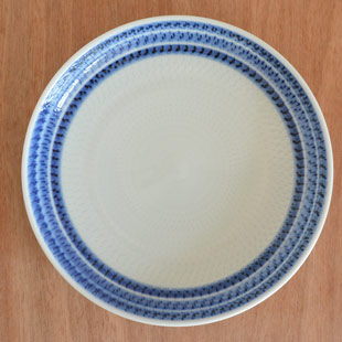 砥部焼・陶房遊　駒とびかんなの丸皿(7寸)を上から見て