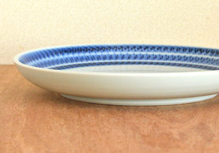 砥部焼・陶房遊　駒とびかんなの丸皿(7寸)を横から見て