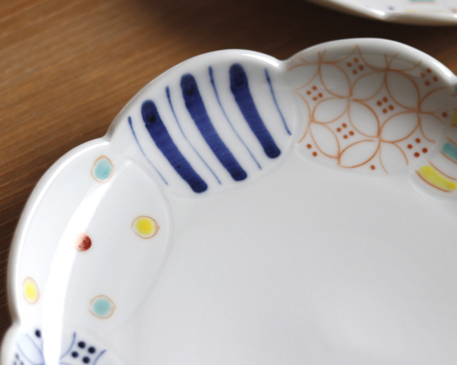 砥部焼・陶房遊 彩り紋の花皿(7寸)の絵付け