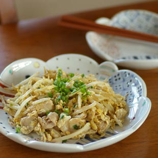 陶房遊 彩り紋の花皿(7寸)にもやし炒めを盛って