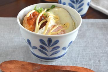 砥部焼　ブルーリーフの多用碗にロコモコを