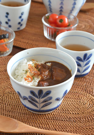 砥部焼・陶房遊 ブルーリーフの多用碗にカレーを