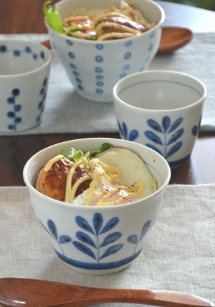 砥部焼・陶房遊 ブルーリーフの多用碗にロコモコを