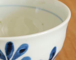 砥部焼・陶房遊 ブルーリーフの多用碗の縁