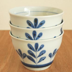 砥部焼・陶房遊 ブルーリーフの多用碗を重ねて