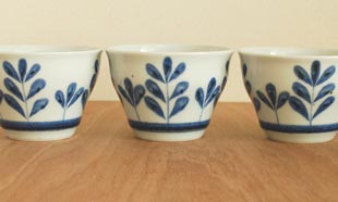 砥部焼・陶房遊 ブルーリーフの多用碗を並べて
