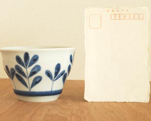 砥部焼・陶房遊 ブルーリーフの多用碗をはがきと比較して