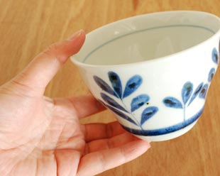 砥部焼・陶房遊 ブルーリーフの多用碗を手に持って