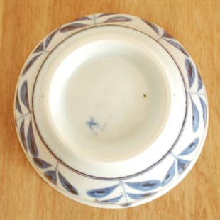 砥部焼・陶房遊 ブルーリーフの多用碗の底面