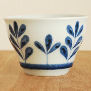 砥部焼・陶房遊 ブルーリーフの多用碗を横から見て