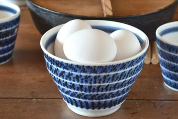 砥部焼・陶房遊　駒とびかんなの多用碗に卵を