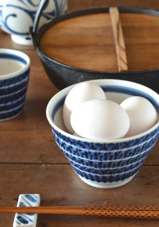 砥部焼・陶房遊　駒とびかんなの多用碗に卵を