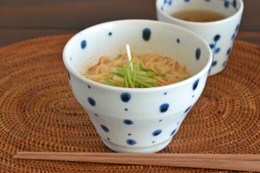 砥部焼・陶房遊　ブループラネットの小丼にラーメンを