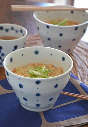 砥部焼・陶房遊　ブループラネットの小丼にラーメンを