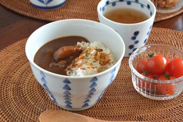 砥部焼・陶房遊　さんかく紋の多用碗にカレーを